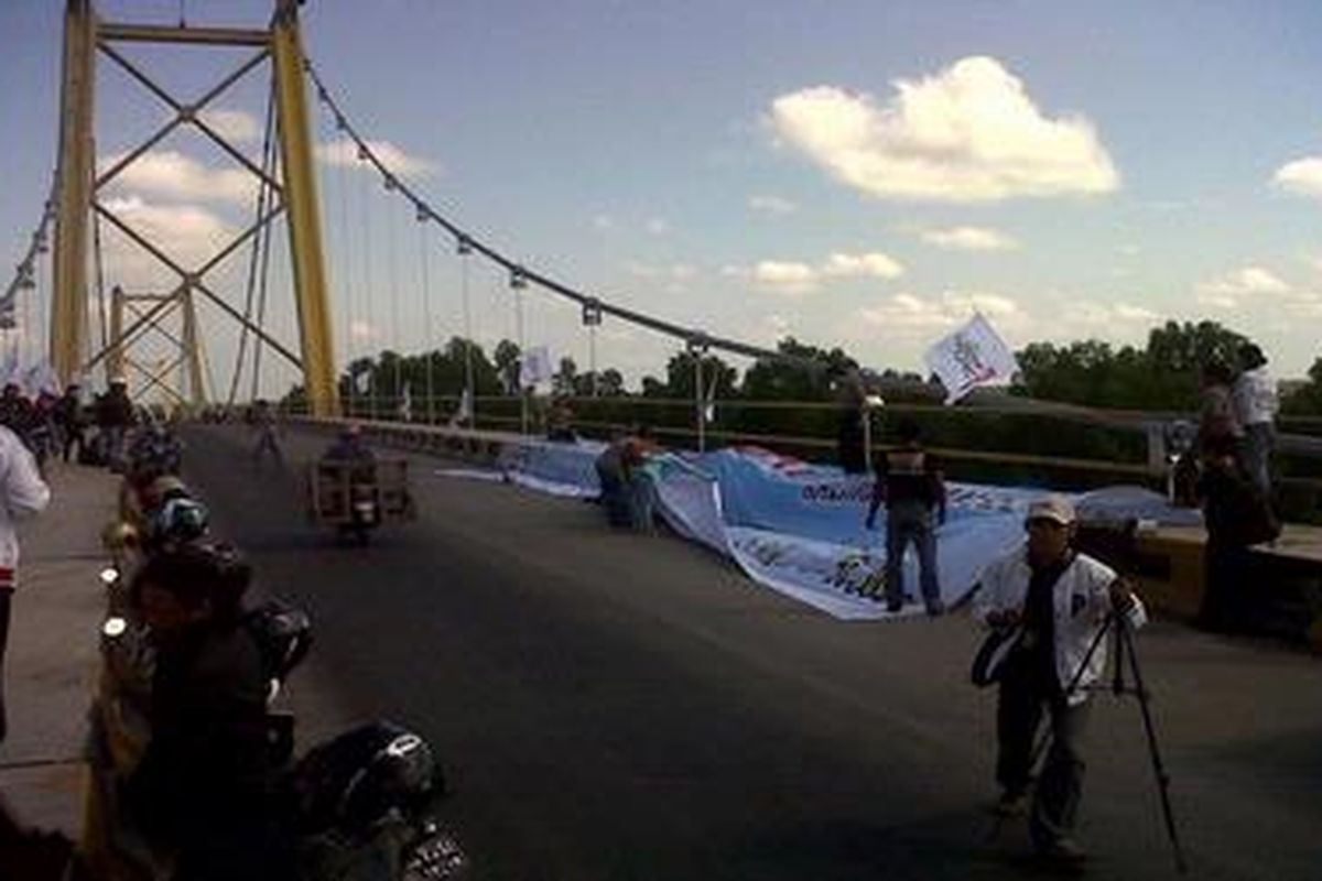 Persiapan aksi di jembatan barito menarik perhatian masyarakat yang lewat