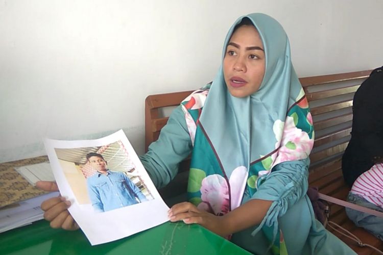 Keluarga korban sandera Abu Sayyaf  datang melapor ke kantor Kodim 1413 Buton. Keluarga berharap pemerintah pusat dapat membantu agar korban sandera segera dibebaskan dan kembali ke keluarga