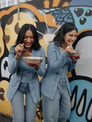 Gaya chic Happy Salma & Dian Sastro makan soto pakai setelan ala kebaya & sneakers. Simak bedah gaya head-to-toe mereka di sini!
