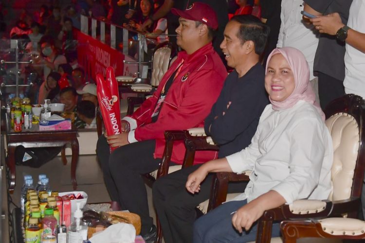 Presiden Joko Widodo bersama Ibu Iriana Joko Widodo dan Menpora Dito Ariotedjo menyaksikan langsung pertandingan semifinal kejuaraan badminton Indonesia Open 2023 di Istora Gelora Bung Karno, Jakarta, pada Sabtu (17/6/2023).