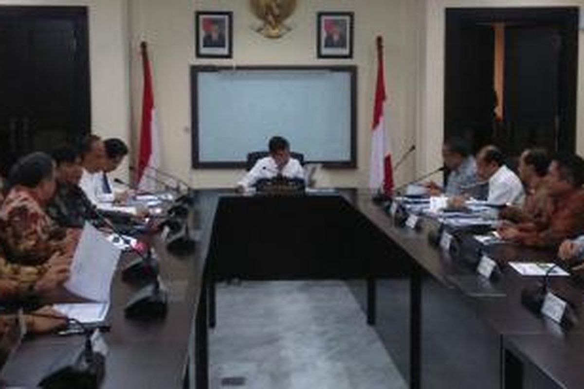 Wakil Presiden Jusuf Kalla kembali memimpin rapat yang membahas perencanaan dan rancang bangun infrastruktur nasional. Rapat berlangsung di Kantor Wakil Presiden Jakarta, Rabu (16/7/2015).
