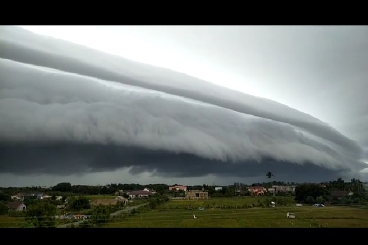 Kemunculan awan menggulung bak gelombang laut tsunami di langit Meulaboh, Senin (10/8/2020) mengejutkan warga. Meulaboh, Kabupaten Aceh Barat.