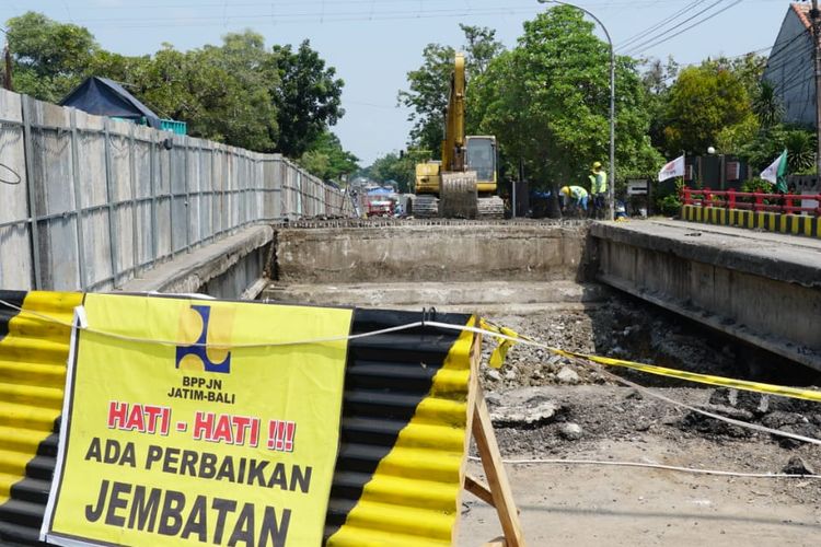 Proses perbaikan Jembatan Ngaglik I Lamongan yang ambles pada Selasa (29/3/2022).