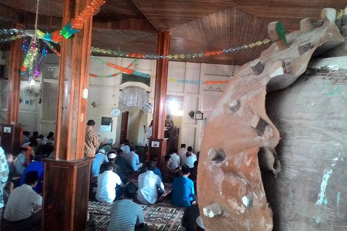 Masyarakat Jawa Tondano di Desa Reksonegoro, Kabupaten Gorontalo, saat melaksanakan shalat di masjid. Mereka masih melanjutkan puasa Ramadhan dengan puasa Syawal yang dimulai tanggal 2 Syawal.