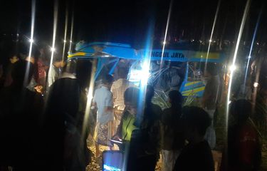Kondisi mobil elf yang tertabrak kereta api Probowangi di Klakah, Lumajang, Minggu (19/11/2023).