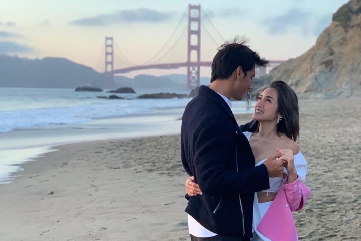 Pasangan kekasih Richard Kyle dan Jessica Iskandar berada di pinggir pantai dengan latar jembatan Golden Gate, San Francisco, AS.