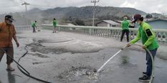 Bantu Korban Erupsi Gunung Sinabung, Dompet Dhuafa Bagikan Masker dan Bersihkan Masjid