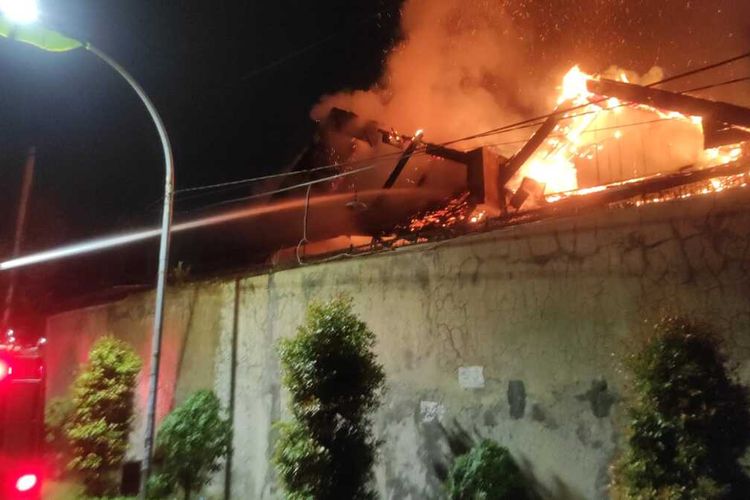 Insiden kebakaran yang menghanguskan Pondok Rehabilitasi Narkoba di Kota Surabaya, Jawa Timur, Minggu (18/12/2022).