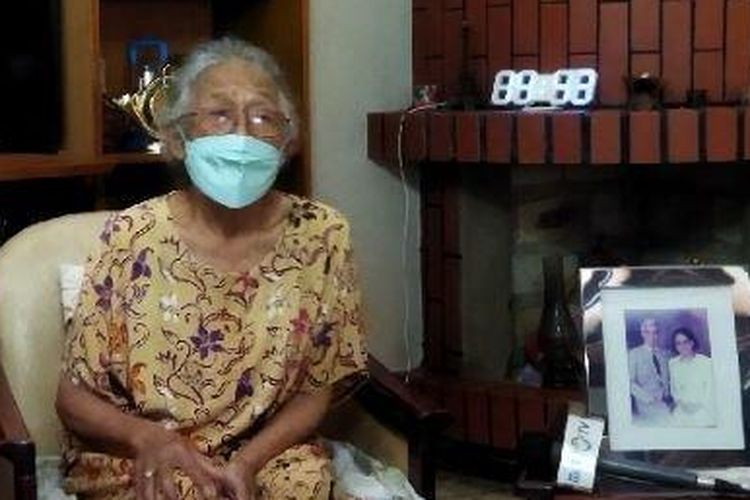 

Nenek Ellen di rumahnya Kampung Jayagiri, RT 04/11, Desa Jayagiri, Kecamatan Lembang, Kabupaten Bandung Barat (KBB), Jumat (14/1/2022). 
