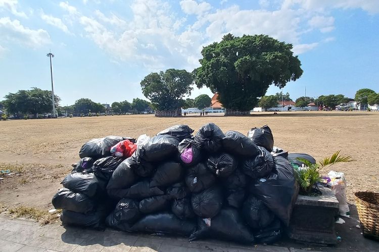 Tumpukan sampah di Alun-alun Selatan Kota Yogyakarta, Senin (31/7/2023)