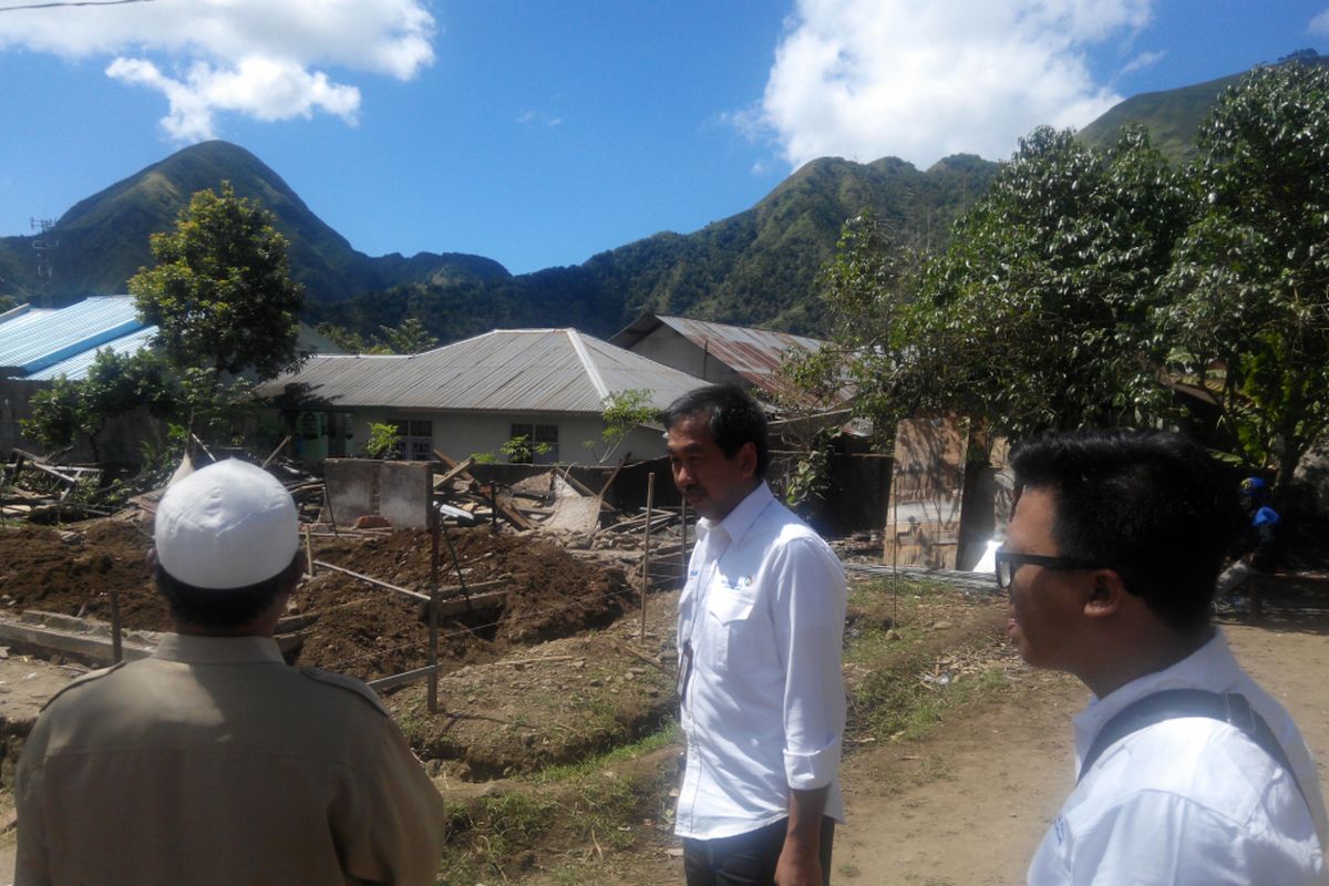 Direktur Utama PT Angkasa Pura II (Persero) Muhammad Awaluddin meninjau pembangunan rumah dinas guru SDN 02 Sembalun, Lombok Timur, NTB, Rabu (24/5/2017). Angkasa Pura II mendonasikan Rp 200 juta untuk membangun 4 unit rumah dinas guru.
