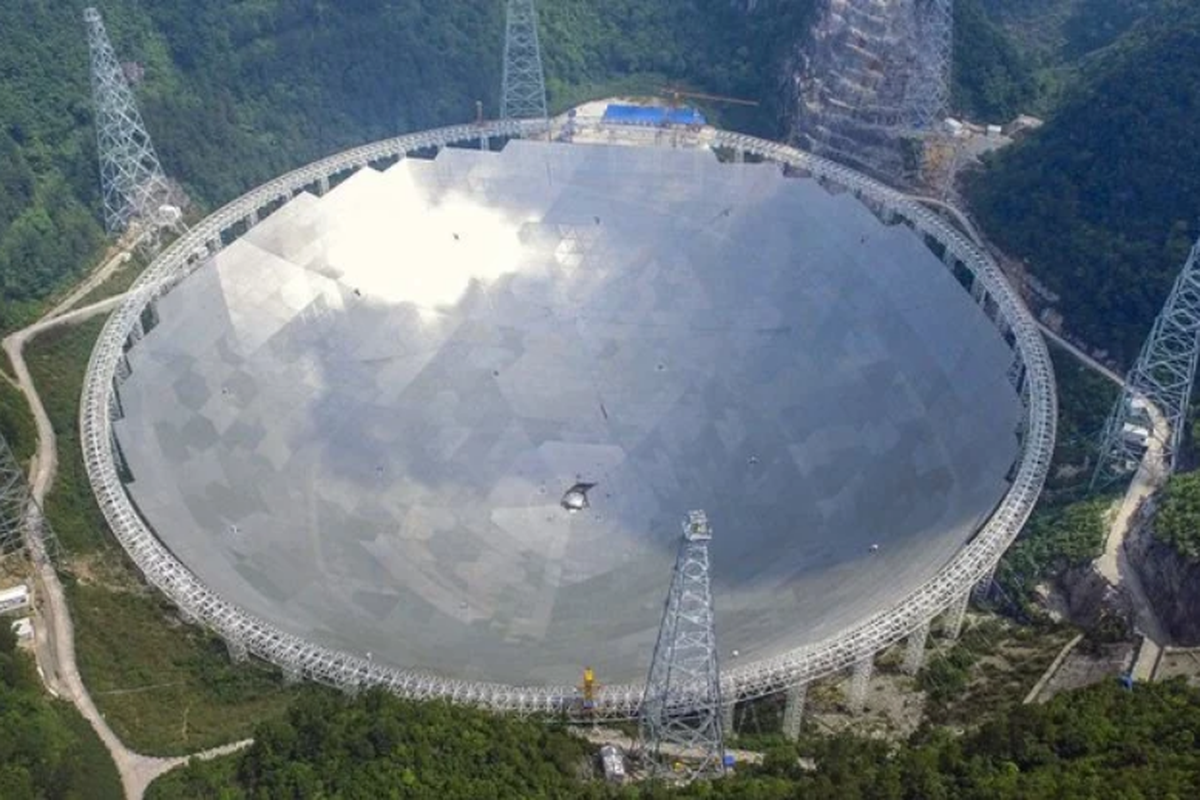 Teleskop FAST, teleskop radio terbesar di dunia yang terletak di Provinsi Guizhou, China. Astronom China klaim teleskop ini menangkap sinyal dari alien.