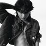 Gaya Jungkook BTS Kenakan Denim dalam Kampanye Calvin Klein, Pamer Otot