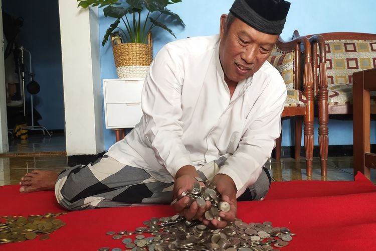 Sukamto, warga Kota Semarang berhasil umroh dengan uang receh. Kamis (26/1/2023