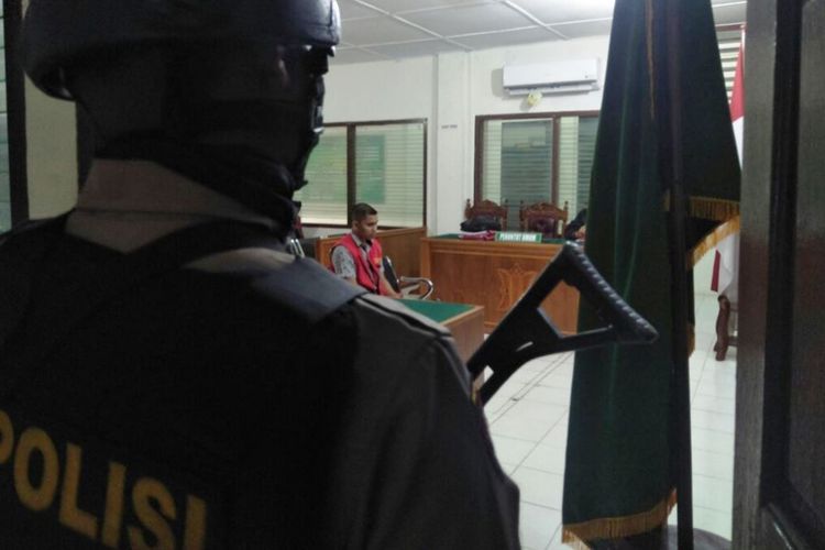 Polisi menjaga ruang sidang kasus 40 kilogram sabu-sabu di Pengadilan Negeri Lhoksukon, Aceh Utara, Kamis (15/3/2018)