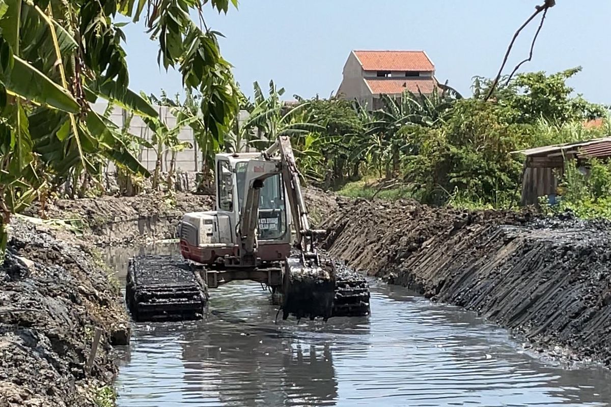 Pemerintah Kota (Pemkot) Semarang melalui Dinas Pekerjaan Umum (DPU) Kota Semarang mempercepat pengerukan sedimen di Anak Kali Sringin, Kecamatan Genuk guna mencegah banjir di daerah tersebut.
