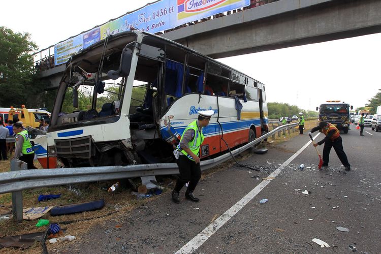 Kecelakaan bus Rukun Sayur dengan nomor polisi AD 1523 CF di kilometer 202 Tol Palimanan - Kanci, Cirebon, Jawa Barat, Selasa (14/7/2015). Akibat kecelakaan ini sedikitnya 11 orang meninggal dunia. KOMPAS IMAGES/KRISTIANTO PURNOMO