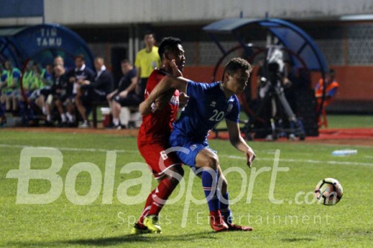 Pemain Indonesia Selection, Toni Sucipto, berebut bola dengan pemain timnas Islandia, Mikael Neville Anderson, pada laga persahabatan di Stadion Maguwoharjo, Sleman, Kamis (11/1/2018).
