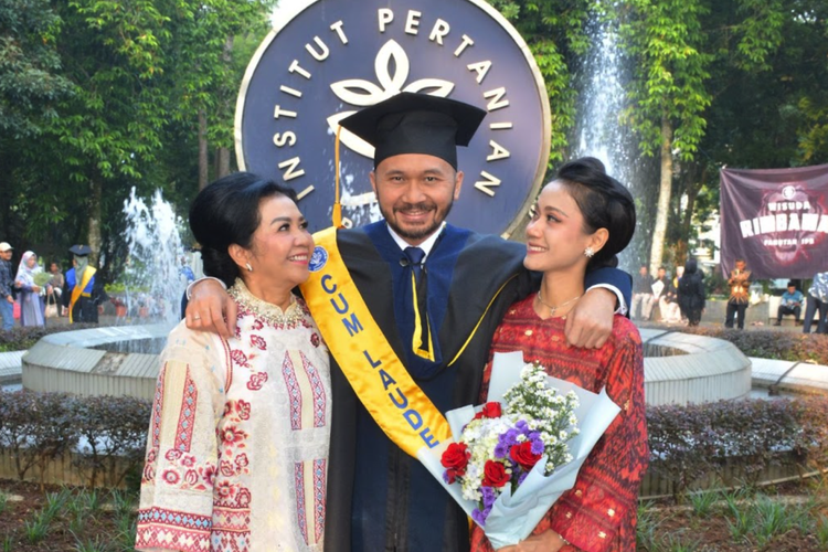 Andiga Tarihoran (tengah) menjadi lulusan terbaik program Doktor Manajemen Bisnis Sekolah Bisnis Institut Pertanian Bogor (IPB).