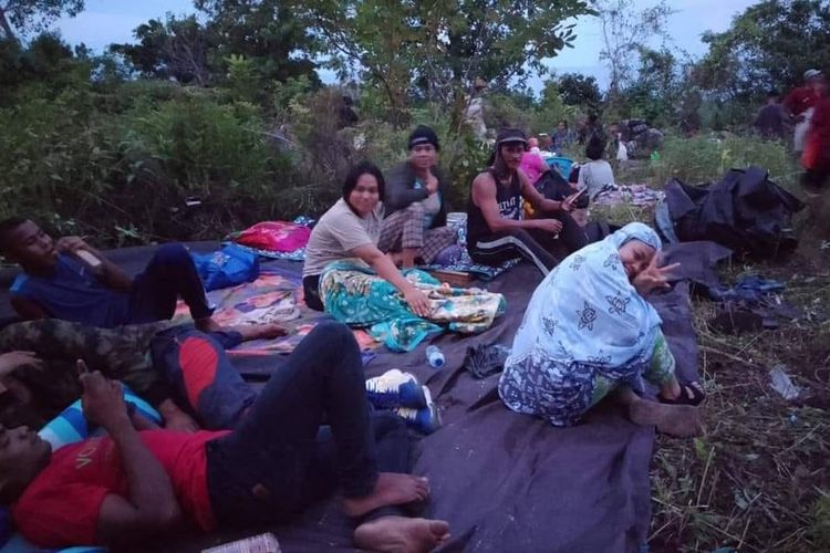 Ratusan warga desa Watuwey, kecamatan Dawera Dawelor, kabupaten Maluku Barat Daya yang menjadi korban gempa magnitudo 7,5 masih mengungsi di kawasan pegunungan di desa mereka, Rabu (11/1/2023).