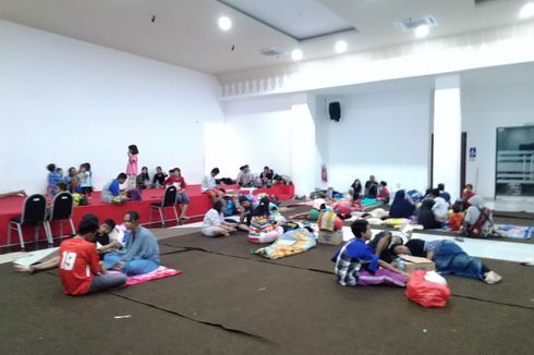 Ketika Warga Kampung Duri Harus Tidur Berdempetan hingga Meriang di GOR Cengkareng