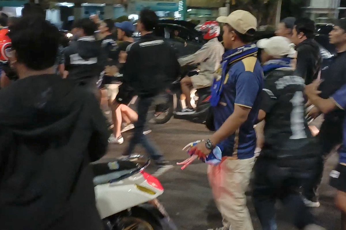 Suporter sepak bola dari tim PSIM Jogjakarta yang ricuh buntut dari kekalahan tim kesayangannya di Stadion Patriot Candrabhaga, Kota Bekasi, Senin (19/9/2022). Selain merusak fasilitas, mereka juga menyisir suporter dari tim FC Bekasi City. 