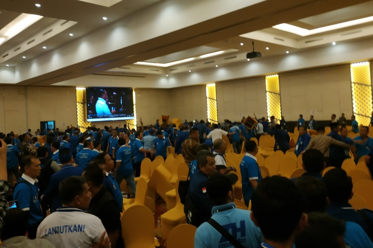 Kericuhan kembali terjadi di Kongres V PAN pada hari kedua, di Hotel Claro, Kendari, Sulawesi Tenggara, Selasa (11/2/2020).