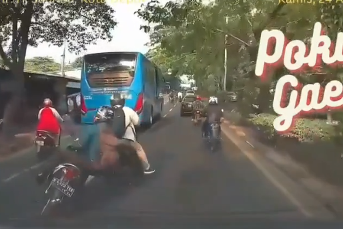 Pengendara motor bersenggolan dan terjatuh