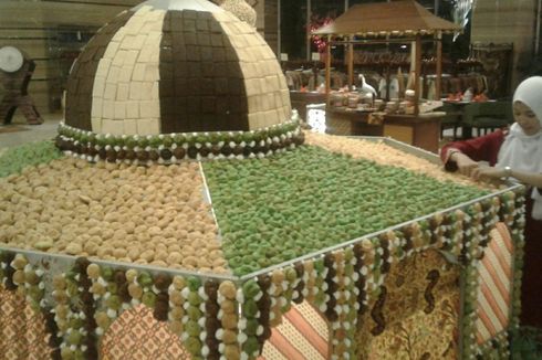 Unik, Hotel di Solo Ini Ciptakan Miniatur Masjid dari Bahan Kue Kering 