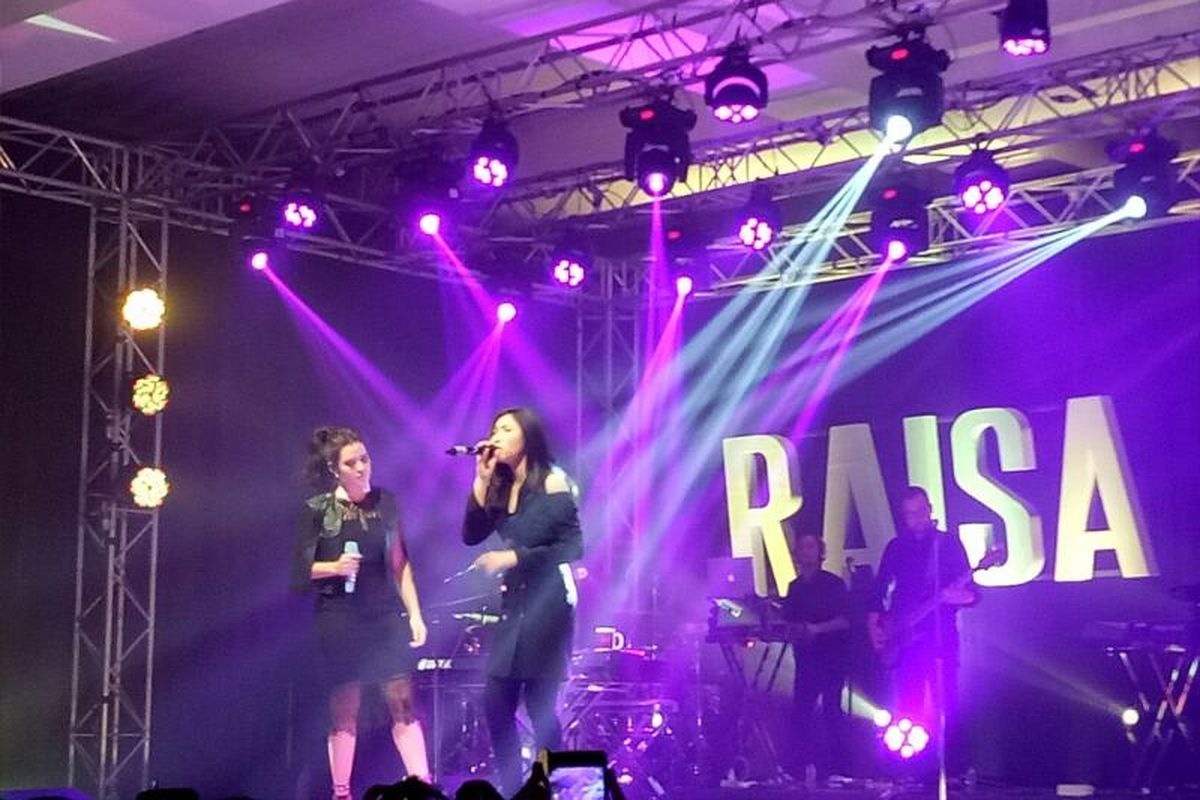 Raisa dan Isyana beraksi pada konser showcase Raisa X Isyana di Menara Mandiri, Jakarta Selatan, Rabu (5/4/2017).