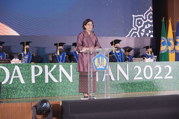 Menteri Keuangan Sri Mulyani Indrawati saat memberikan pidato acara wisuda akbar PKN STAN di Kampus PKN STAN, Tangerang, Senin (3/10/2022). 