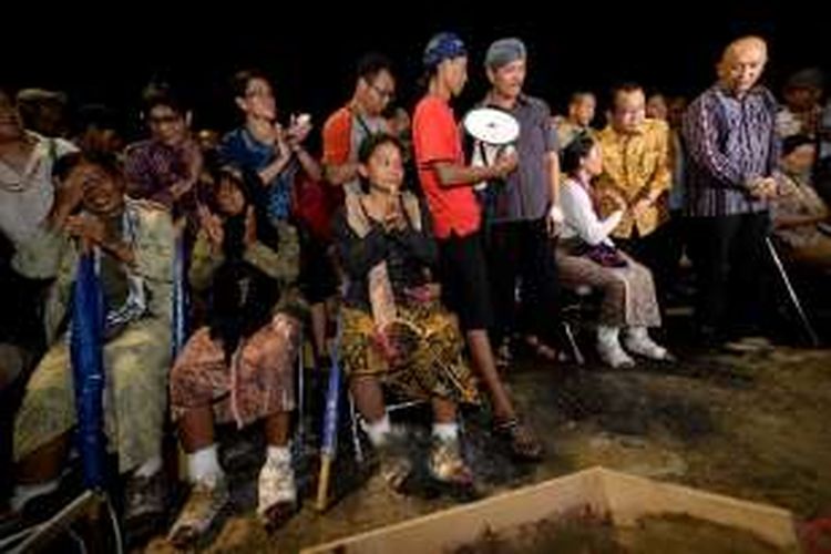 Kepala Staf Kepresidenan Teten Masduki (kanan) dan Menteri Sekretaris Negara Pratikno (kedua kanan) diutus oleh Presiden Joko Widodo untuk menemui para demonstran yang menolak kehadiran pabrik semen di Pegunungan Kendeng, Jawa Tengah, Rabu (13/4/2016). Aksi yang mereka lakukan di depan Istana Merdeka dengan mengecor kaki dengan semen tersebut berakhir setelah ada niat baik dari Pemerintah yang berjanji akan berdialog dengan masyarakat Pegunungan Kendeng.