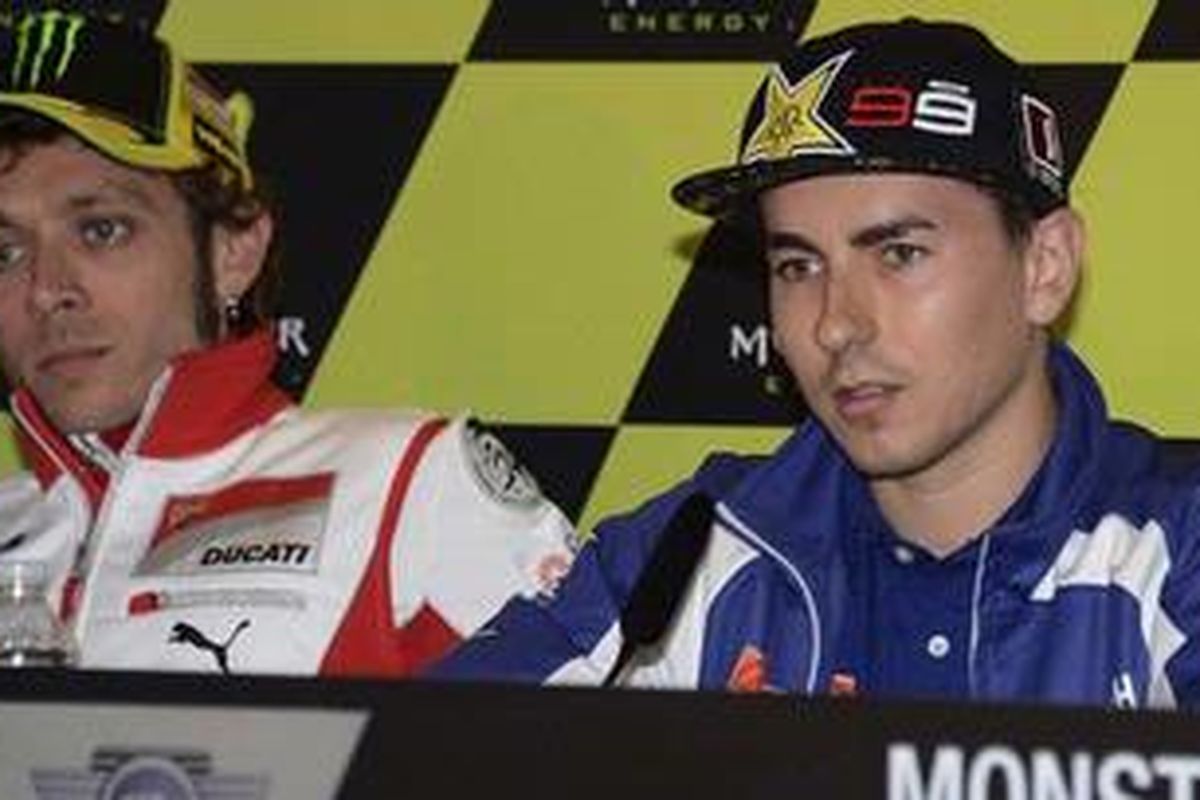 Valentino Rossi (kiri), dan Jorge Lorenzo.