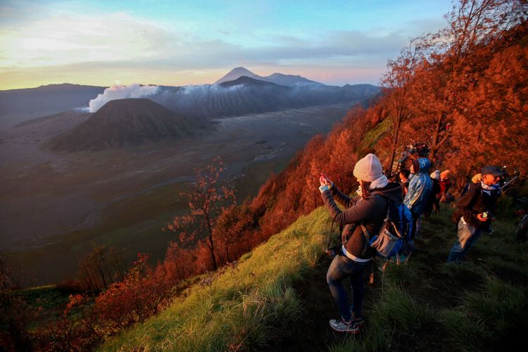 Pengunjung mengabadikan keindahan di lokasi wisata Bukit Cinta, Pasuruan, Jawa Timur, Sabtu (4/11/2017). Bukit Cinta menjadi alternatif menyaksikan matahari terbit di kawasan wisata Gunung Bromo.  