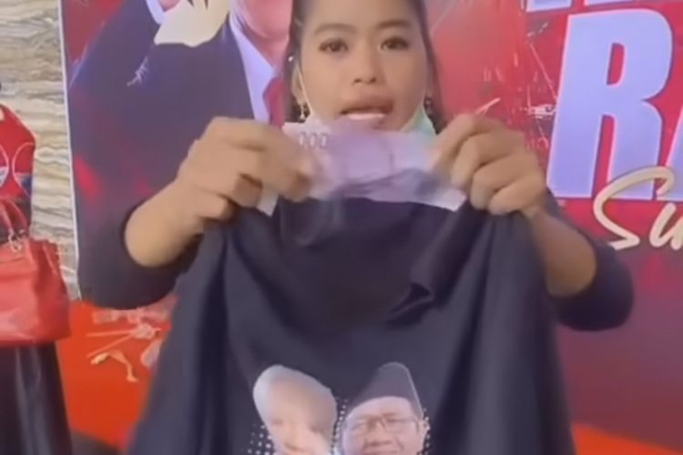 Salah satu relawan dari capres nomor urut 3, Ganjar Pranowo, yang protes lantaran hanya diberi uang Rp10.000 oleh panitia usai kampanye akbar Ganjar di UpperHills Convention Hall, Jl Metro Tanjung Bunga Kecamatan Mariso, Makassar, Sulsel, Selasa (30/1/2024).