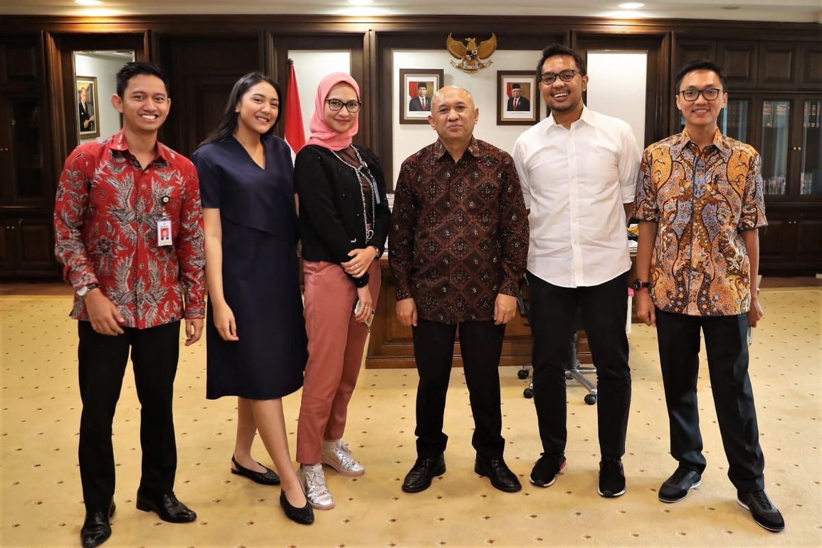 Menteri Koperasi dan UKM Teten Masduki menerima audiensi dari Staf khusus Presiden Joko Widodo di Ruang Kerja Menteri Koperasi dan UKM. Jakarta, Selasa(3/12/2019).