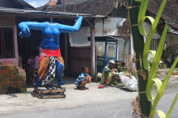 Seorang warga di Kampung Karang Tengah, Desa Glanggang, Kecamatan Pakisaji, Kabupaten Malang saat membuat Ogoh - ogoh untuk menyambut Hari Raya Nyepi 1940 Saka yang jatuh pada Sabtu (17/3/2018).