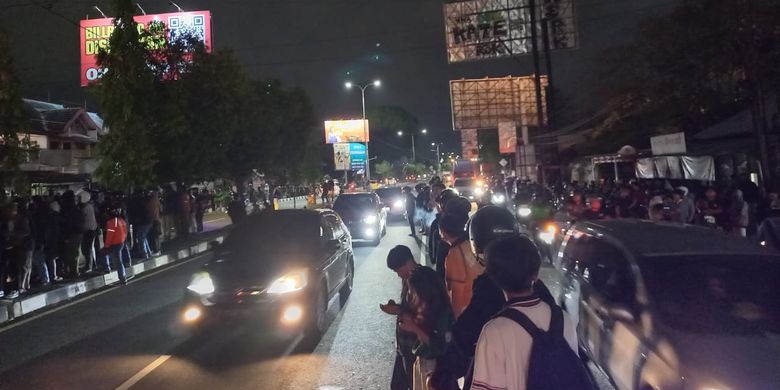 Massa menggelar demo di depan Polda DIY, Sleman. Suasana lalu lintas di ring road utara DIY masih dilintasi kendaraan, Jumat (29/8/2025).