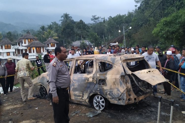 Proses olah tempat kejadian perkara temuan dia jenazah dalam mobil terbakar oleh anggota kepolisian di Cidahu, Sukabumi,Jawa Barat, Minggu (25/8/2019).