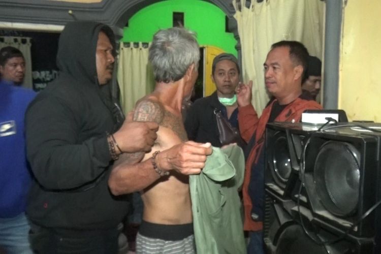HL (60) berhasil diringkus oleh tim Jatanras Polres Gowa, Sulawesi Selatan beberapa jam pasca insiden poliandri maut yang mengakibatkan tiga korban jiwa. Minggu, (1/10/2023).