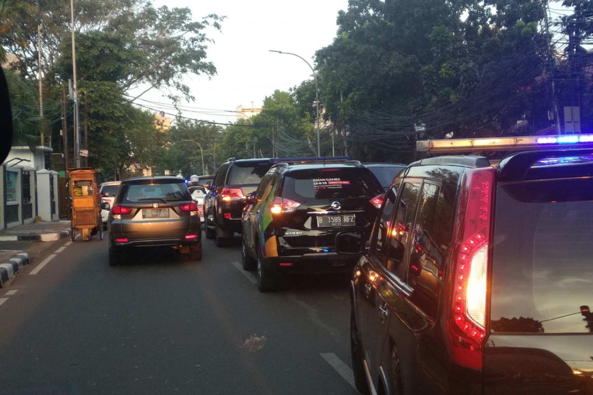 Rombongan Wakil Gubernur DKI Jakarta terjebak macet di Jalan Proklamasi, Jakarta Pusat ketika hendak melewati underpass Matraman, Senin (10/4/2018).