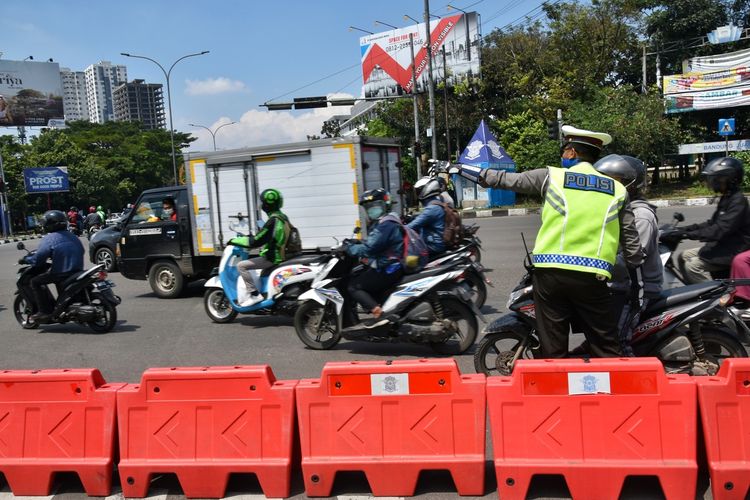 Satlantas Polrestabes Bandung tengah melakukan penutupan jalan Buah Batu Kota Bandung, Rabu (29/4/2020). Penutupan yang merupakan hasil evaluasi Pembatasan Sosial Berskala Besar (PSBB) ini diharapkan dapat menekan aktivitas warga selama PSBB ini.