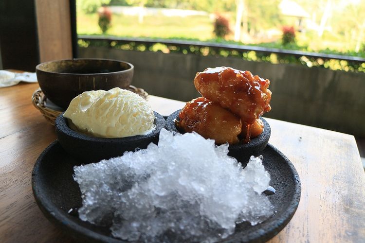 Pisang goreng panas dingin merupakan salah satu makanan penutup dari Bebek Timbungan Restaurant