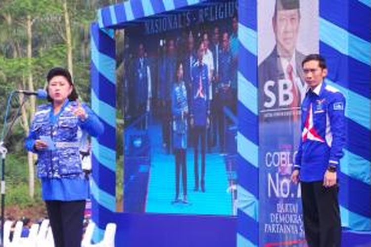 Juru kampanye nasional Partai Demokrat, Ani Yudhoyono, beserta Sekretaris Jenderal Partai Demokrat Edhie Baskoro Yudhoyono hadir dalam kampanye perdana Partai Demokrat di Lapangan Puhon, Magelang, Jawa Tengah, Minggu (16/3/2014).