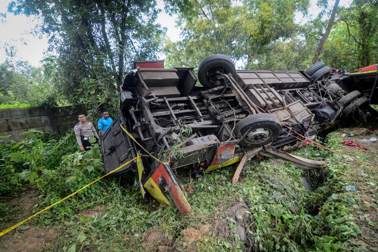 Polisi memeriksa bus Arimbi jurusan Bandung-Merak yang mengalami kecelakaan di kilometer 70+400 Jalan Tol Purwakarta-Bandung-Cileunyi (Purbaleunyi), Kabupaten Purwakarta, Jawa Barat, Senin (28/1/2019). Dalam kecelakaan tersebut setidaknya tujuh orang meninggal dunia. ANTARA FOTO/Raisan Al Farisi/ama.