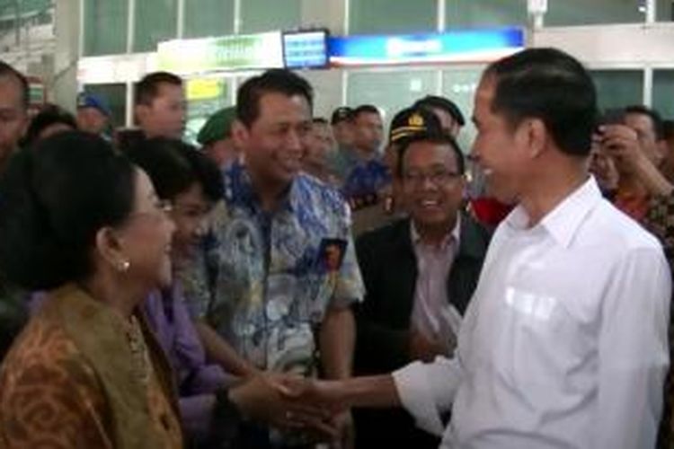Presiden Joko Widodo tiba di Bandara Adisumarmo, Solo, Jawa Tengah, Sabtu siang (6/6/2015). Kedatangannya ke kota kelahirannya tersebut untuk persiapan pernikahan putra sulungnya Gibran Rakabuming Raka.