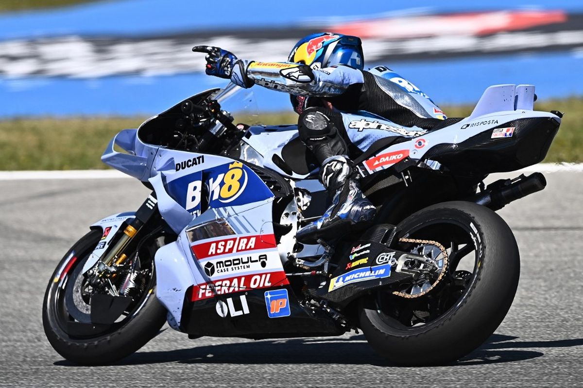 Pebalap Gresini Racing MotoGP asal Spanyol, Alex Marquez, merayakan kemenangannya dalam Grand Prix MotoGP Spanyol di sirkuit Jerez di Jerez de la Frontera, pada 27 April 2025. (Foto oleh JORGE GUERRERO / AFP)