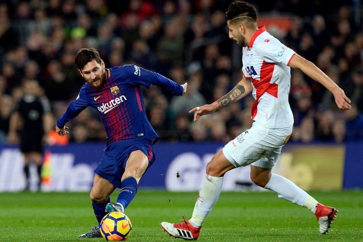 Lionel Messi mendapat pengawalan Guillermo Maripan saat Barcelona menjamu Alaves di Camp Nou pada pertandingan La Liga, Minggu (28/1/2018).