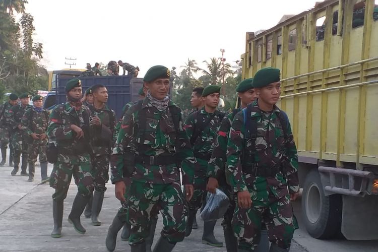 Pasukan Kostrad saat tiba di Kecamatan Rupat, Kabupaten Bengkalis, Riau, untuk membantu pemadaman api karhutla, Minggu (24/2/2019). 