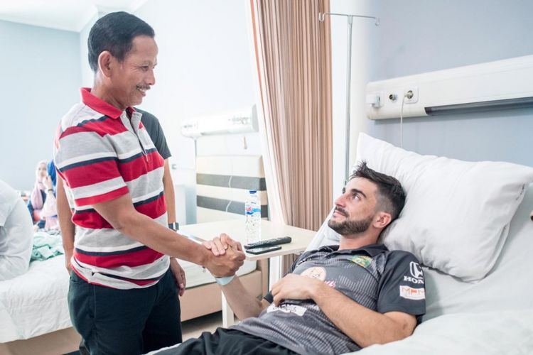 Pelatih Persebaya Surabaya menjenguk Robertino Pugliara yang tengah dirawat di rumah sakit. Pemain berkebangsaan Argentina ini mengalami cedera serius setelah mendapat tekel pemain Borneo FC di Stadion Gelora Bung Tomo dalam lanjutan Liga 1 2018.